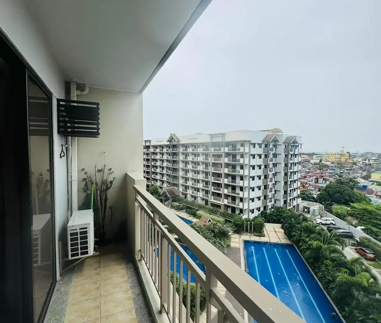 Tan Condo Las Pinas 0*,